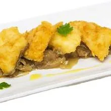 Suprema de bacalao con cebolla confitada